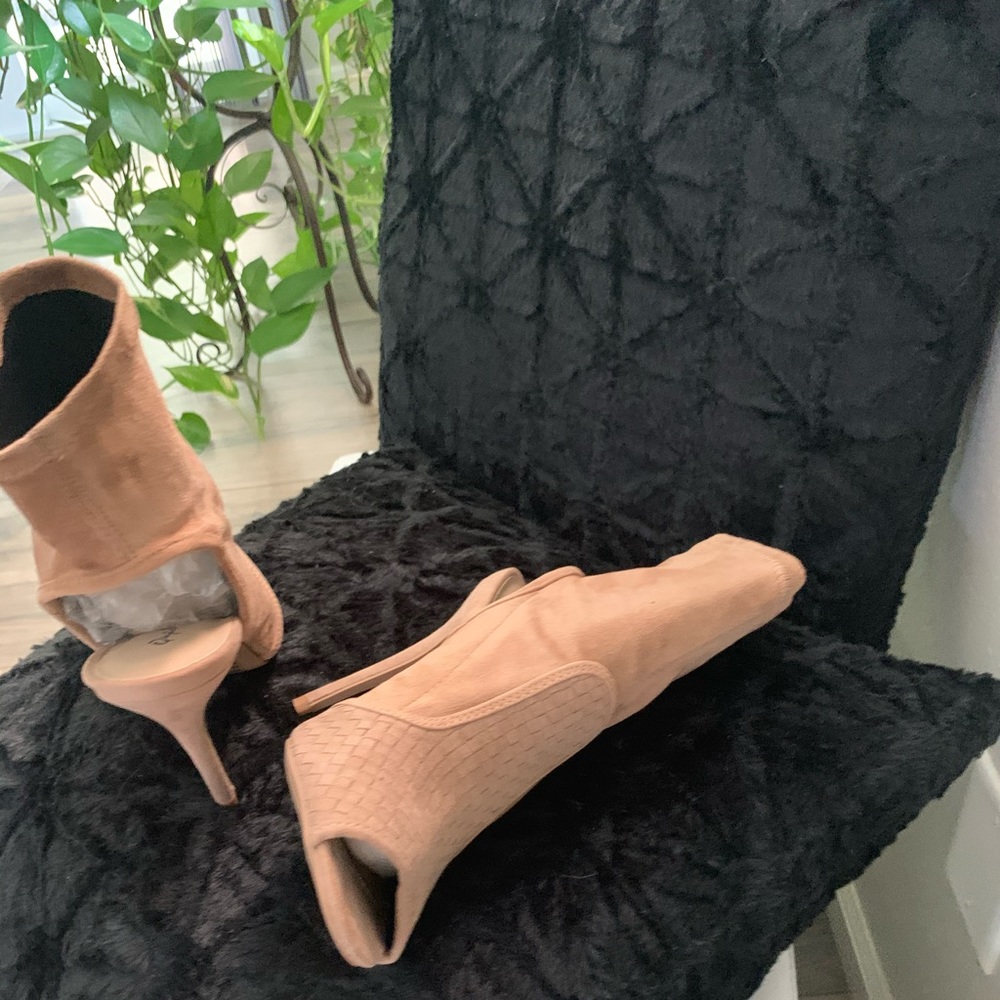 Shoes - Picture 2 of 4